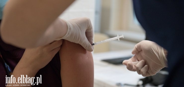 Kolejki przed przychodniami, zablokowana infolinia. Ruszył kolejny etap rejestracji na szczepienia przeciw COVID-19