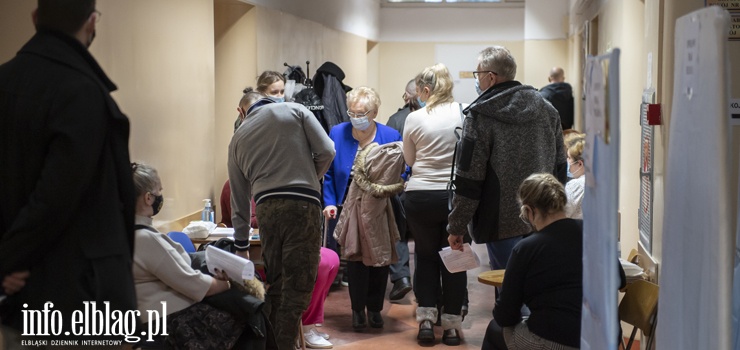 "Teraz będziemy spokojniejsi". Sprawdzamy, jak w Elblągu przebiegają szczepienia na COVID-19