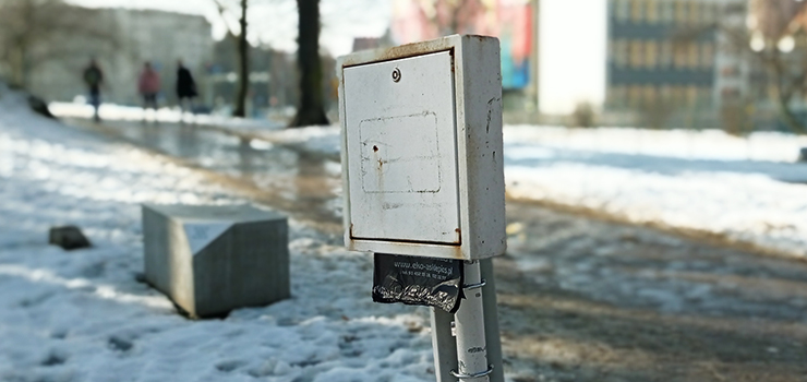 Śnieg stopniał i odsłonił problem. Czytelniczka pyta, gdzie są bezpłatne worki na psie odchody