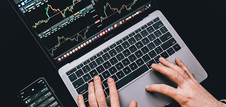 Kim jest trader CFD i dlaczego warto inwestować w instrumenty pochodne?