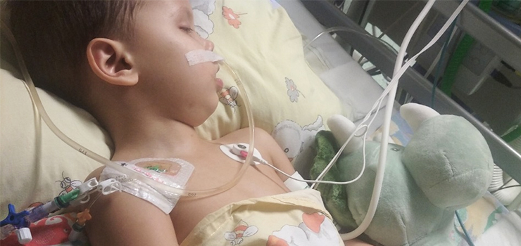 Wypadek w elbląskim przedszkolu: 3-letni Mikołaj zakrztusił się winogronem. Potrzebuje pomocy