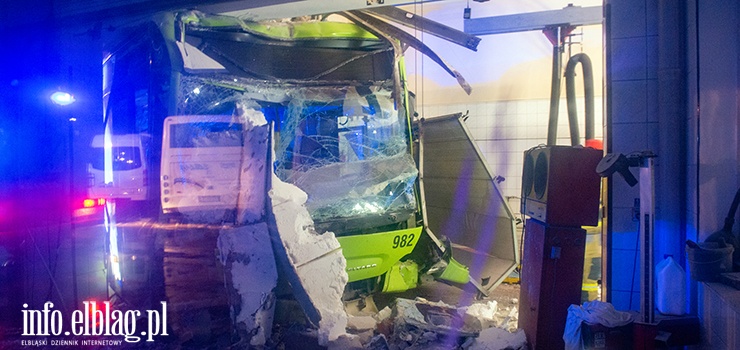 Elbląg pl. Dworcowy. Autobus miejski wbił się w ścianę stacji diagnostycznej