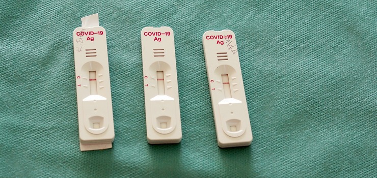 Testy na przeciwciała pojawiły się na sklepowych półkach. Czy takie badanie ma sens?