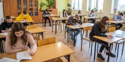 Elbl�scy �smoklasi�ci rozpocz�li egzaminy pr�bne. "Re�im sanitarny to teraz najmniejszy problem"