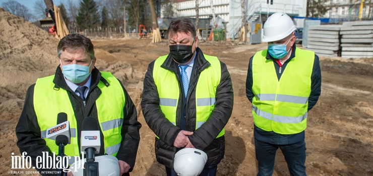 Ruszyła długo wyczekiwana inwestycja. Budowa bloku idzie zgodnie z planem, a co z remontem oddziałów?