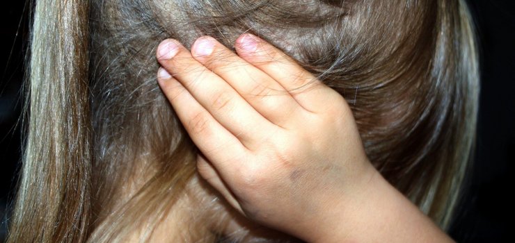 Siniaki na ciele dziewczynki zaniepokoiły lekarza. Matka i jej partner znęcali się nad 2,5-latką?