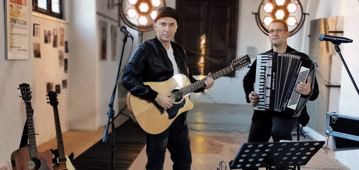 Nagrali teledysk w Katedrze św. Mikołaja i Galerii EL. Singiel nawiązuje do Wielkiego Postu