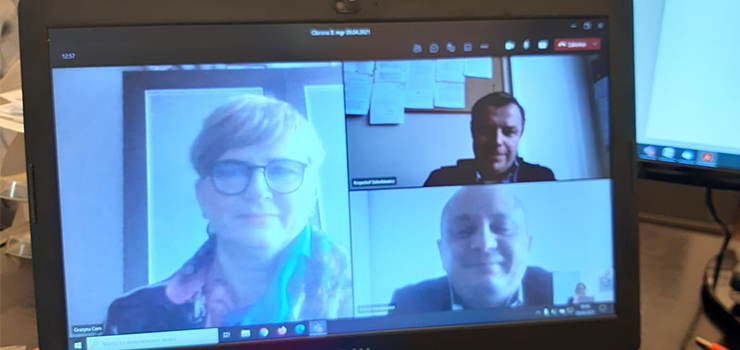 Historyczna obrona pracy dyplomowej w IE