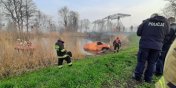 Akcja strażaków przy wydobywaniu samochodu z rzeki w ... Jeziorze