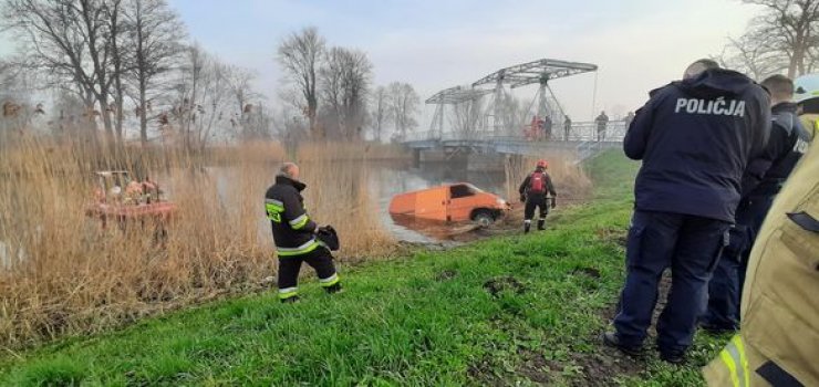Akcja strażaków przy wydobywaniu samochodu z rzeki w ... Jeziorze