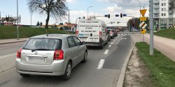 Czytelnik: Miasto powinno pomy�le� o wyd�u�eniu pasa do skr�tu w prawo w ul. P�k D�bka