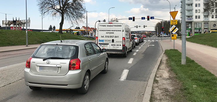 Czytelnik: Miasto powinno pomyśleć o wydłużeniu pasa do skrętu w prawo w ul. Płk Dąbka