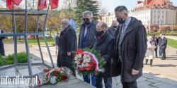 Sk�adali kwiaty pod Pomnikiem Odrodzenia