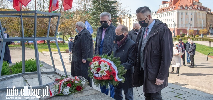 Składali kwiaty pod Pomnikiem Odrodzenia