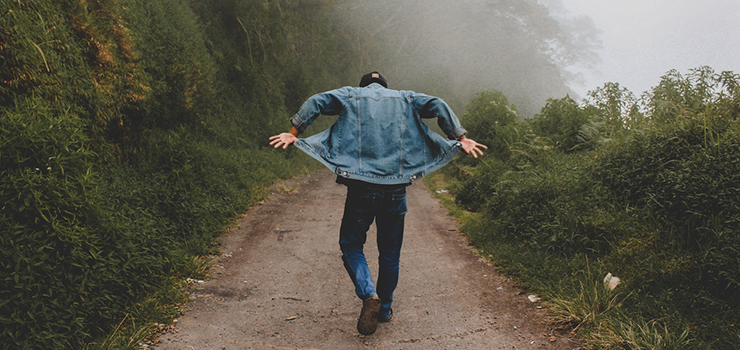 Kurtki jeansowe męskie - jakim mężczyznom pasują?