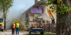 Dokonano rozbrki 120-letniego budynku przy ul. Komeskiego. Zobacz film i pen galeri zdj