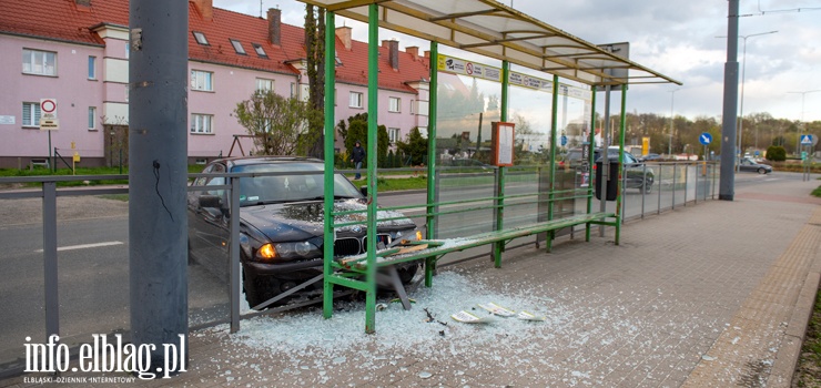 22-latek wjechał BMW w przystanek tramwajowy. Policjant: Kierowca miał 2,3 promila - zobacz film