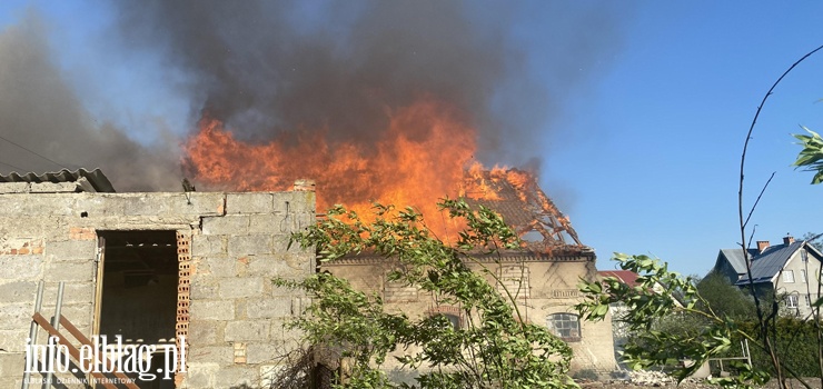 Pożar budynku gospodarczego w Komorowie Żuławskim - zobacz zdjęcia z akcji