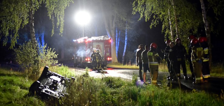 Markusy: Nocne dachowanie osobówki w rowie