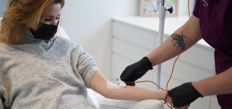 Kroplówki witaminowe - dlaczego stały się tak popularne?