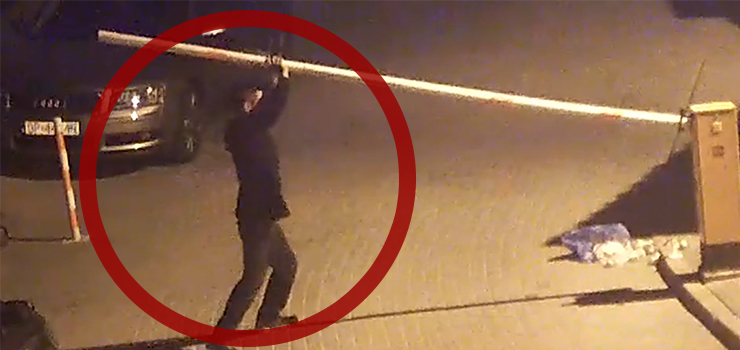 Policjanci z Elbląga szukają sprawcy uszkodzenia szlabanu. Akrobatyczne popisy powaliły samego wandala (film)