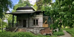 Zabytkowy domek bramny w parku Modrzewie wystawiony na sprzeda - zobacz zdjcia