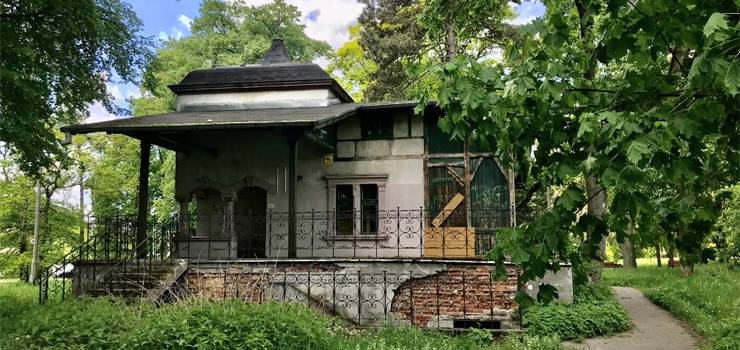 Zabytkowy domek bramny w parku Modrzewie wystawiony na sprzeda - zobacz zdjcia
