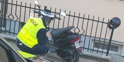 Na widok policjant�w zawr�ci�. Okaza�o si�, �e jecha� skradzionym skuterem i by� pijany