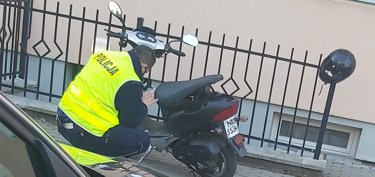 Na widok policjantów zawrócił. Okazało się, że jechał skradzionym skuterem i był pijany