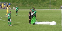 Elbl�g: Awaryjne l�dowanie na boisku. Spadochroniarz przerwa� mecz [zobacz film!]