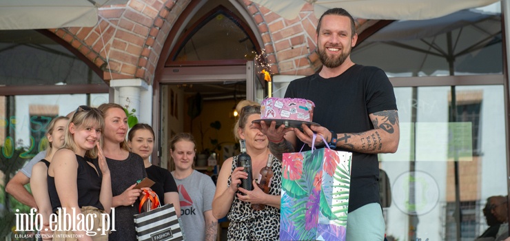 Do wspólnego świętowania zaprosili.... przechodniów – zobacz zdjęcia