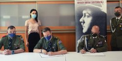 Porozumienie o wsp�pracy �o�nierzy z harcerzami