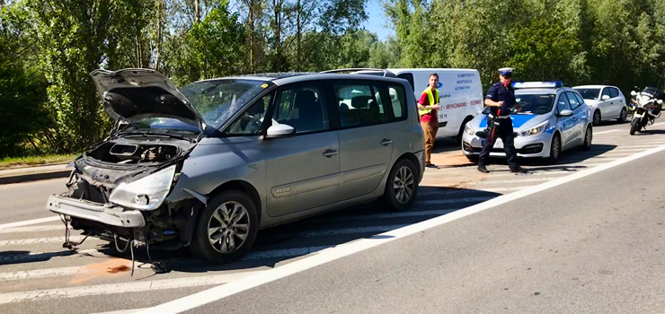 Postanowił zawrócić samochód korzystając z pasa wyłączonego z ruchu. Trafił do szpitala 