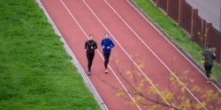 Trenuj� na stadionie lekkoatletycznym. Gdy chc� skorzysta� z toalety, musz� pobiec do... domu