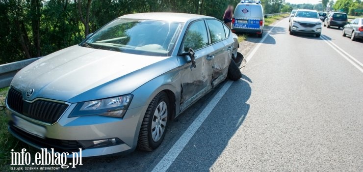 Kolizja trzech aut na DK22 w Raczkach. Jedna osoba przetransportowana do szpitala