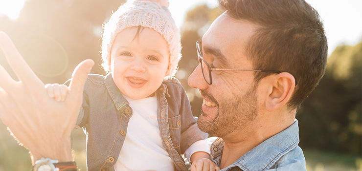 Ojcowie korzystają z urlopów celem wychowywania dziecka