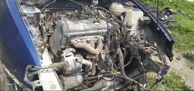 Na jednej z ulic Elbląga trwała rozbiórka samochodu osobowego. Sprawą zainteresowali się strażnicy miejscy