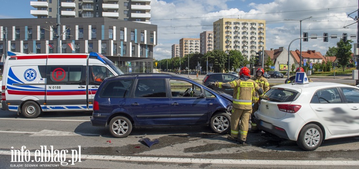 Kolizja czterech aut na skrzyżowaniu Dąbka z Teatralną. Sprawca zasnął za kierownicą