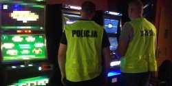 Nielegalny salon gier i narkotyki. Policjanci z Elbl�ga zatrzymali dwie osoby