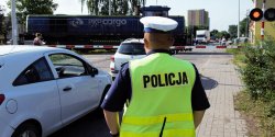 Przed przejazdem kolejowym przy ul. Malborskiej policjanci rozdawali ulotki