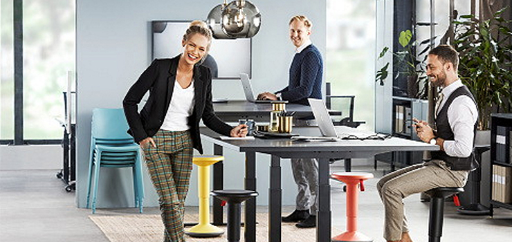 Biurko komputerowe i inne ergonomiczne sprzęty do biura