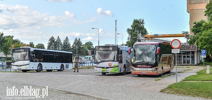 Parking przy dawnej Tortudze tylko dla autokarów. Elblążanie jeszcze nie przywykli?