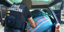 W samochodach worki, a w nich nielegalny tyto