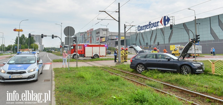 Kolizja citroena z volvo na skrzyżowaniu ul. Płk. Dąbka z Węgrowską