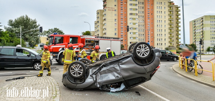 Groźny wypadek na skrzyżowaniu Robotniczej z Brzeską. Dwie osoby zabrane do szpitala