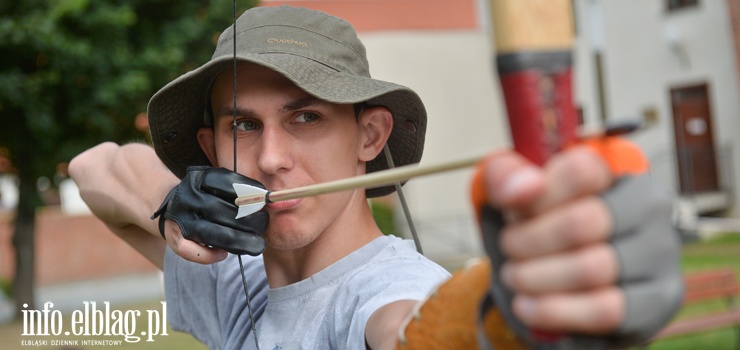 Trenują łucznictwo na dziedzińcu muzeum - zobacz zdjęcia