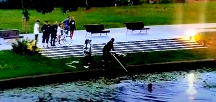 Chciała utopić kocięta! Przypadkowo przechodząca kobieta uratowała je, wskakując do wody - zobacz film