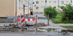 Ul. Ogrodowa: Jezdnia si zapada, bo przypadkowo przewiercono rurocig. To byo 6 lat temu