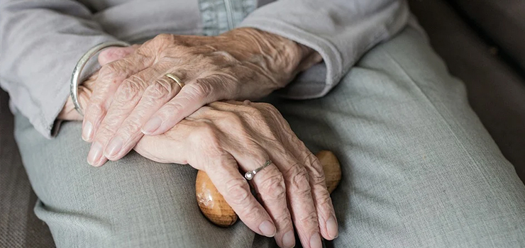 Podały się za pracownice socjalne i okradły seniorkę. Policja podaje rysopisy oszustek