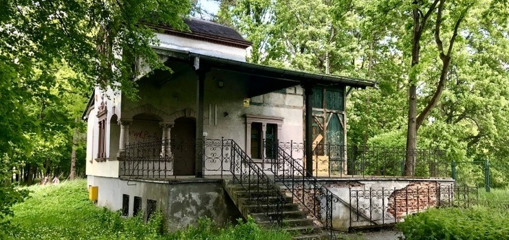 Harcerze chcieli go sprzedać. Jaki los czeka niszczejący zabytek z parku Modrzewie?